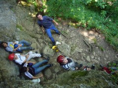 Alle sind durch die Höhle...