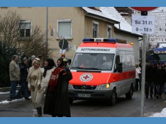 Rettungswagen folgt dem Umzug