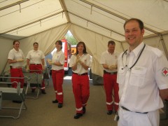 Einsatzkräfte im Behandlungszelt