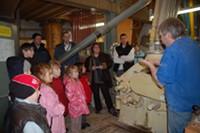 Eberhard Hummel erklärt den Weg des Getreidekorns durch die Mühle.