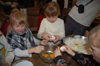 Die Jugendrotkreuzler halfen fleißig beim Zubereiten des Teiges.